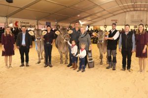 Miss OB-Wahl Mention Honorable Wegas Wira von Ruedi Fhn-Zurfluh Muotathal Miss OB Harlei Helma von Theo und Fabienne Marty Goldau und die Vizechampion Joel Jacinta von Bernhard Gisler Eins